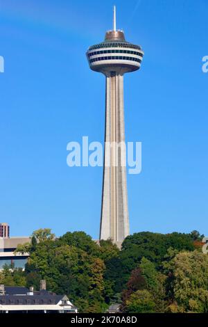 Skylon Tower auf der kanadischen Seite der Niagarafälle von der amerikanischen Seite aus gesehen Stockfoto