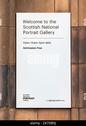 Schild vor der Scottish National Portrait Gallery, Edinburgh Stockfoto