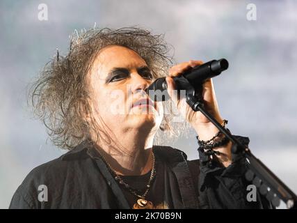 Hamburg, Deutschland. 16. Oktober 2022. Robert Smith, Frontmann von 'The Cure', spielt mit seiner Band in der Barclays Arena. 'The Cure' haben ihre Europatournee begonnen. Quelle: Daniel Bockwoldt/dpa/Alamy Live News Stockfoto