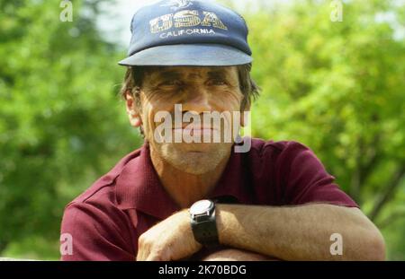 Brasov County, Rumänien, ca. 1999. Landmann mit U.S.A.-Mütze. Stockfoto