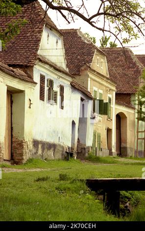 Alte angeschaltete sächsische Häuser im Kreis Brasov, Rumänien, ca. 2000 Stockfoto