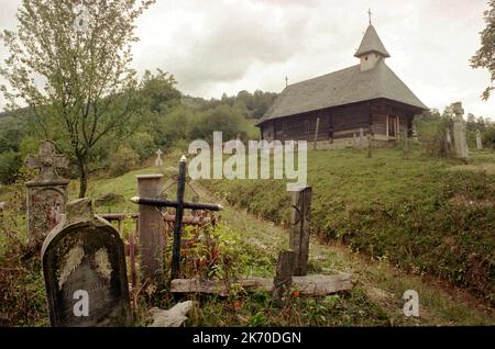 Șinca Nouă, County Brasov, Rumänien, 2000. Außenansicht der hölzernen Kirche, einem historischen Denkmal aus dem 18. Jahrhundert. Stockfoto