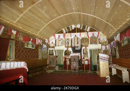 Șinca Nouă, County Brasov, Rumänien, 2000. Das Innere der kleinen hölzernen Kirche, ein historisches Denkmal aus dem 18. Jahrhundert. Stockfoto