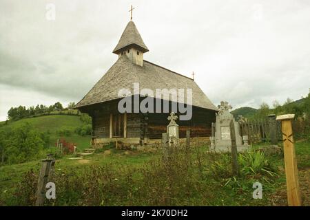 Șinca Nouă, County Brasov, Rumänien, 2000. Außenansicht der hölzernen Kirche, einem historischen Denkmal aus dem 18. Jahrhundert. Stockfoto