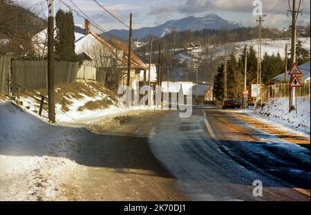 Bran, Kreis Brasov, Rumänien, ca. 1999. Hauptstraße nach einem Schneesturm. Stockfoto