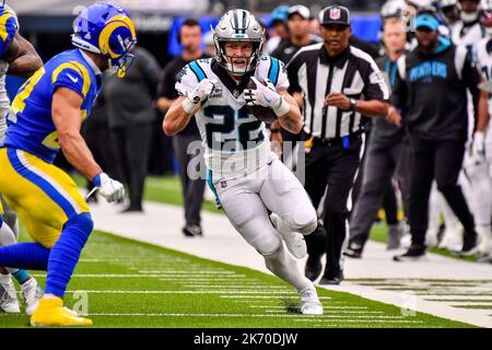 Inglewood, Kalifornien. 16. Oktober 2022. Carolina Panthers läuft zurück Christian McCaffrey #22 läuft im ersten Quartal während des NFL-Fußballspiels gegen die Carolina Panthers im SOFI Stadium in Inglewood, Kalifornien.Mandatory Photo Credit: Louis Lopez/Cal Sport Media/Alamy Live News Stockfoto