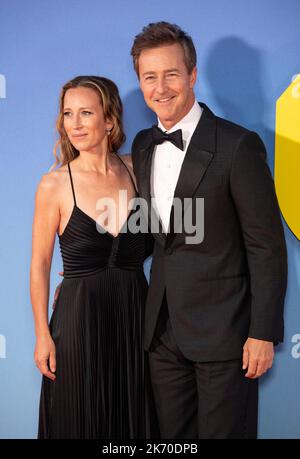 London, London, Großbritannien. 16. Oktober 2022. Shauna Robertson und Edward Norton nehmen an der Abschlussgala der europäischen Premiere „Glass Onion: A Knives Out Mystery“ während des BFI London Film Festival 66. in der Royal Festival Hall am 16. Oktober 2022 in London, England, Teil. Foto von Gary Mitchell Kredit: Gary Mitchell, GMP Media/Alamy Live News Stockfoto