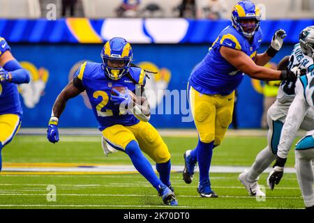 Inglewood, Kalifornien. 16. Oktober 2022. Los Angeles Rams laufen zurück Darrell Henderson Jr. #27 läuft im zweiten Quartal während des NFL-Fußballspiels gegen die Carolina Panthers im SOFI Stadium in Inglewood, Kalifornien, in Aktion. Obligatorisches Foto: Louis Lopez/Cal Sport Media/Alamy Live News Stockfoto