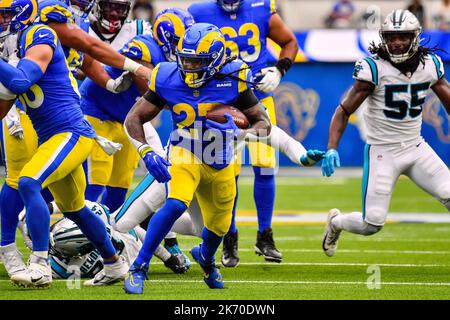 Inglewood, Kalifornien. 16. Oktober 2022. Los Angeles Rams laufen zurück Darrell Henderson Jr. #27 läuft im zweiten Quartal während des NFL-Fußballspiels gegen die Carolina Panthers im SOFI Stadium in Inglewood, Kalifornien, in Aktion. Obligatorisches Foto: Louis Lopez/Cal Sport Media/Alamy Live News Stockfoto