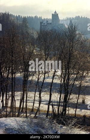 Ansicht des Bran-Schlosses aus dem 14.. Jahrhundert in Rumänien im Winter, ca. 2000 Stockfoto