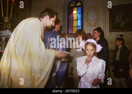 Brasov County, Rumänien, ca. 2000. Orthodoxe christliche Gläubige in Rumänien erhalten die heilige Eucharistie (Brot und Wein). Stockfoto