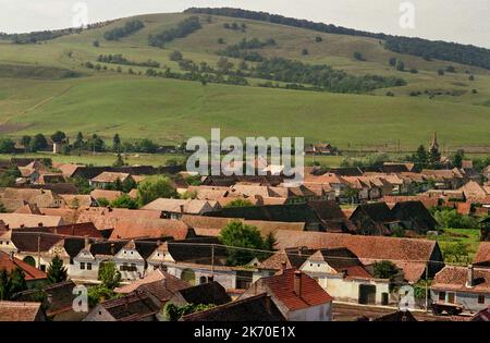 Sächsische Häuser und die umliegenden Hügel in Cata, Brasov County, Rumänien, ca. 2000 Stockfoto