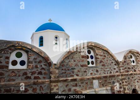 Eine Kirche mit blauer Kuppel in Fira auf Santorini auf den griechischen Inseln Stockfoto