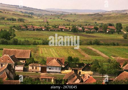 Sächsische Häuser und die umliegenden Hügel in Cata, Brasov County, Rumänien, ca. 2000 Stockfoto