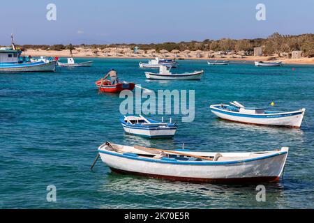 Bunte Boote im blauen Wasser auf Amorgos, griechischen Inseln Stockfoto
