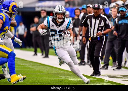 Inglewood, Kalifornien. 16. Oktober 2022. Carolina Panthers läuft zurück Christian McCaffrey #22 läuft im ersten Quartal während des NFL-Fußballspiels gegen die Carolina Panthers im SOFI Stadium in Inglewood, Kalifornien.Mandatory Photo Credit: Louis Lopez/Cal Sport Media/Alamy Live News Stockfoto