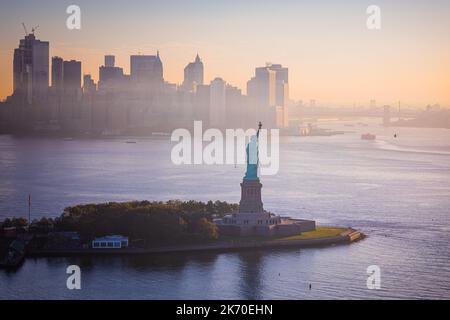 Freiheitsstatue National Monument – Luftaufnahme vor der Kulisse von Manhattan Stockfoto