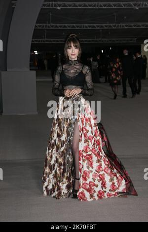 Los Angeles, USA. 15. Oktober 2022. Lily Collins nimmt an der jährlichen Academy Museum Gala 2. im Academy Museum of Motion Picturs am 15. Oktober 2022 in Los Angeles, Kalifornien, Teil. Foto: Crash/imageSPACE Credit: Imagespace/Alamy Live News Stockfoto