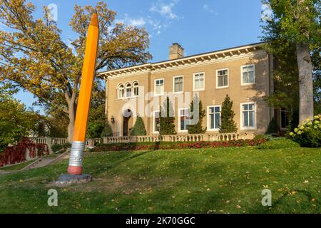 Eine 16 Fuß hohe #2 Bleistiftskulptur wurde 2022 aus einer durch einen Sturm beschädigten Bur-Eiche geschnitzt. Die Skulptur befindet sich am Lake of the Isles in Minneapo Stockfoto