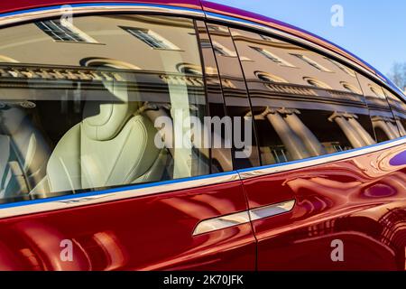 Ein schönes Tesla-Fahrzeug steht vor einem Teil der berühmten Nash-Terrassen im Zentrum von london.das Bild zeigt Nash-Gebäude, die sich im Auto spiegeln Stockfoto