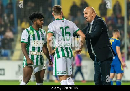 Mezokovesd, Ungarn – 16. Oktober 2022. Ferencvaros-Trainer Stanislav Cherchesov erklärt den Spielern Marquinhos und Kristoffer Zachariassen du die Taktik Stockfoto
