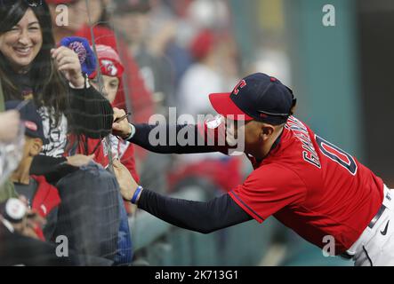 Cleveland, USA. 16. Oktober 2022. Die Cleveland Guardians Andres Gimenez geben vor dem Start von Spiel vier am Sonntag, den 16. Oktober 2022, Autogramme gegen die New York Yankees ihrer American League Division Series im Progressive Field in Cleveland, Ohio. Foto von Aaron Josefczyk/UPI. Kredit: UPI/Alamy Live Nachrichten Stockfoto