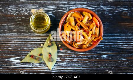 Eingelegte Pilze in einer Schüssel. Honigpilze. Stockfoto