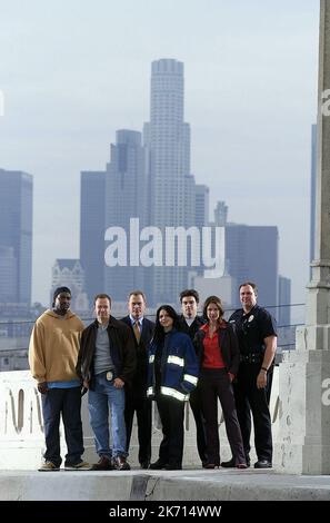 MYKELTI WILLIAMSON, Donnie Wahlberg, NEAL MCDONOUGH, LANA PARRILLA, JASON GEDRICK, NINA GARBIRAS, GARY BASARABA, BOOMTOWN, 2002 Stockfoto