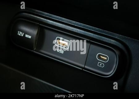 Nahaufnahme von AUX-, usb- und Typ-C-Eingang im modernen Auto Stockfoto