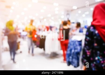 Verschwommenes Hintergrundbild von Menschen, die in einem Einkaufszentrum shooping Stockfoto