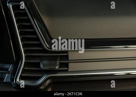 Nahaufnahme Luftkanal im modernen Auto, Teil des Innenraums Stockfoto