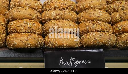 Gesunde Bio-Vollkorn-Bagel zum Frühstück. Bagels mit einer Vielzahl von Samen auf grauem Hintergrund, Draufsicht. Hintergrund der Speisen. Niemand, selektiver FOC Stockfoto