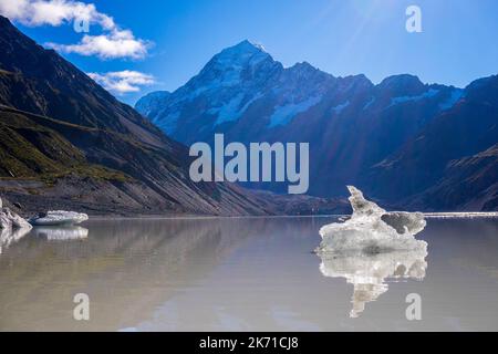 Tasman Glacier Lake mit riesigen schwimmenden Eisbergen, Aoraki Mount Cook National Park Neuseeland. Mt Cook steht in den Wolken Stockfoto