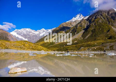 Tasman Glacier Lake mit riesigen schwimmenden Eisbergen, Aoraki Mount Cook National Park Neuseeland. Mt Cook steht in den Wolken Stockfoto