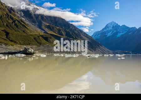 Tasman Glacier Lake mit riesigen schwimmenden Eisbergen, Aoraki Mount Cook National Park Neuseeland. Mt Cook steht in den Wolken Stockfoto