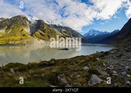 Tasman Glacier Lake mit riesigen schwimmenden Eisbergen, Aoraki Mount Cook National Park Neuseeland. Mt Cook steht in den Wolken Stockfoto