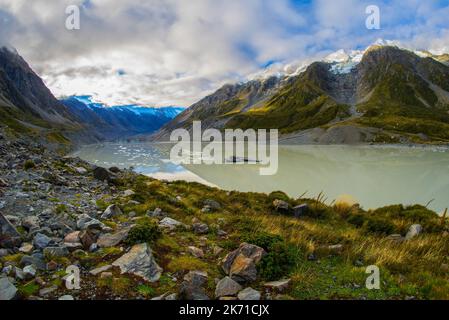 Tasman Glacier Lake mit riesigen schwimmenden Eisbergen, Aoraki Mount Cook National Park Neuseeland. Mt Cook steht in den Wolken Stockfoto