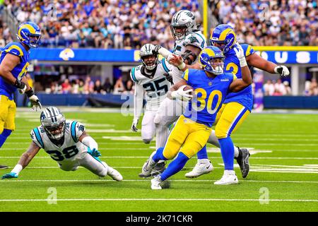 Inglewood, Kalifornien. 16. Oktober 2022. Los Angeles Rams laufen zurück Ronnie Rives #30 läuft im dritten Quartal 14 Meter in Aktion während des NFL-Fußballspiels gegen die Carolina Panthers im SOFI Stadium in Inglewood, Kalifornien.obligatorische Bildquelle: Louis Lopez/Cal Sport Media/Alamy Live News Stockfoto