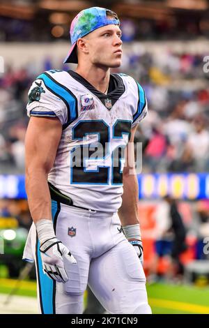 Inglewood, Kalifornien. 16. Oktober 2022. Carolina Panthers läuft zurück Christian McCaffrey #22 auf dem Feld nach dem NFL-Fußballspiel gegen die Carolina Panthers im SOFI Stadium in Inglewood, Kalifornien. Obligatorische Bildquelle: Louis Lopez/Cal Sport Media/Alamy Live News Stockfoto