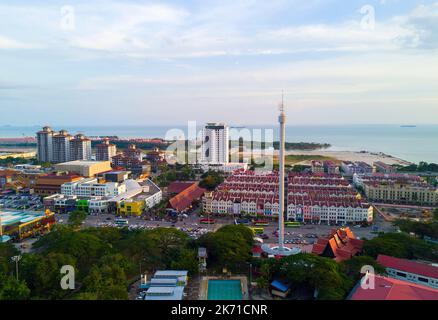 MALACCA, MALAYSIA - 2. FEBRUAR 2017: Arial-Ansicht des Menara Taming Sari Tower. Malacca City ist die Hauptstadt des malaysischen Staates Malacca. Stockfoto