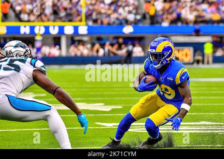 Inglewood, Kalifornien. 16. Oktober 2022. Los Angeles Rams Wide Receiver Brandon Powell #19 fängt den Pass und läuft im dritten Quartal während des NFL-Fußballspiels gegen die Carolina Panthers im SOFI Stadium in Inglewood, Kalifornien, in Aktion.Mandatory Photo Credit: Louis Lopez/Cal Sport Media/Alamy Live News Stockfoto