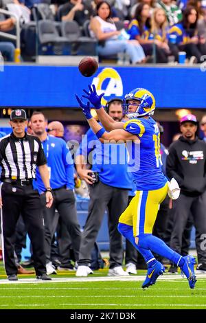 Inglewood, Kalifornien. 16. Oktober 2022. Los Angeles Rams Wide Receiver Cooper Kupp #10 fängt den Pass im dritten Quartal während des NFL-Fußballspiels gegen die Carolina Panthers im SOFI Stadium in Inglewood, Kalifornien, in Aktion.Mandatory Photo Credit: Louis Lopez/Cal Sport Media/Alamy Live News Stockfoto