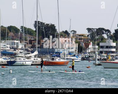 Paddleboarding auf dem Hamble River, Hamble-Le-Rice, Hampshire, England, Großbritannien Stockfoto