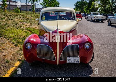 Falcon Heights, MN - 19. Juni 2022: Hochperspektivische Frontansicht einer 1939 Studebaker Commander Sedan auf einer lokalen Automshow. Stockfoto