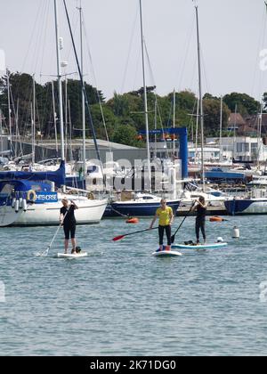 Paddleboarding auf dem Hamble River, Hamble-Le-Rice, Hampshire, England, Großbritannien Stockfoto