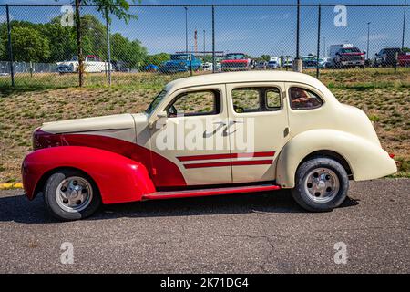 Falcon Heights, MN - 19. Juni 2022: Hochperspektivische Seitenansicht einer 1939 Studebaker Commander Sedan auf einer lokalen Automobilmesse. Stockfoto