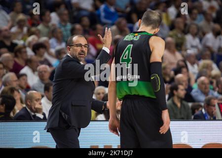 Madrid, Spanien. 16. Oktober 2022. Carles Durán (L) und Pau Ribas (R) beim Real Madrid-Sieg über Joventut Badalona 96 - 79 im regulären Saisonspiel der Liga Endesa (Tag 4) im WiZink Center (Madrid, Spanien). Oktober 16. 2022. (Foto von Juan Carlos García Mate/Pacific Press) Quelle: Pacific Press Media Production Corp./Alamy Live News Stockfoto