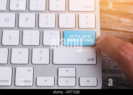 Nahaufnahme des Fingers auf der Tastatur mit AFFILIATE-MARKETING-Wort Stockfoto