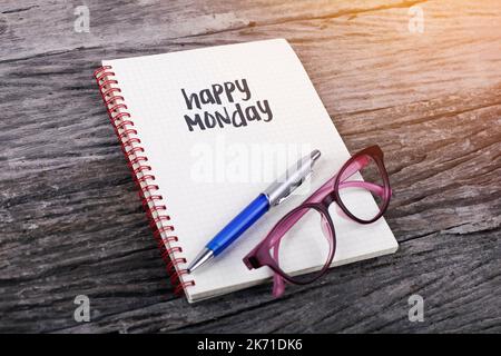 Beachten Sie mit Happy Monday auf dem Holzhintergrund Stockfoto