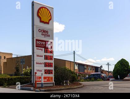 Das Kraftstoffpreisschild an einer Shell-Tankstelle in Sydney, Australien Stockfoto